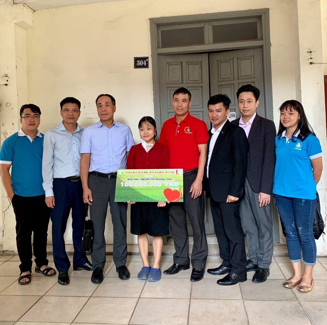 Ông Lê Quang Khải - Tổng giám đốc công ty Micoem trực tiếp trao quà và tiền hỗ trợ 100 triệu cho sinh viên vượt khó.